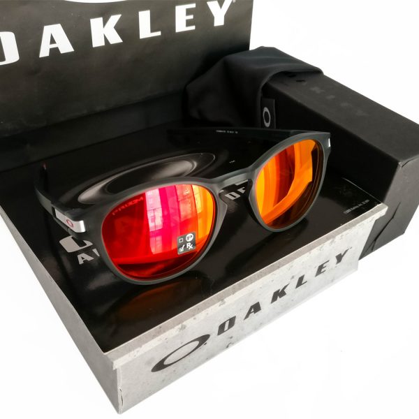 Oakley-Latch-Carbon-Ruby